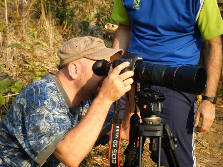 Gigi al lavoro con una videocamera per documentari