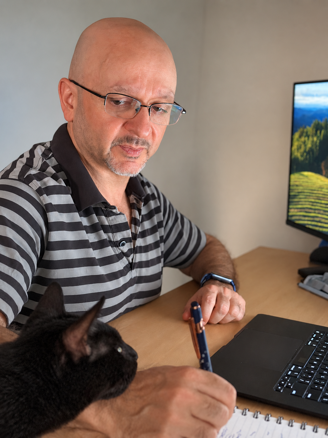 Gigi alla scrivania con Oreo